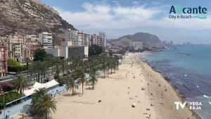 La Policía Nacional disuelve un macrobotellón con más de 100 jóvenes en la playa del Postiguet