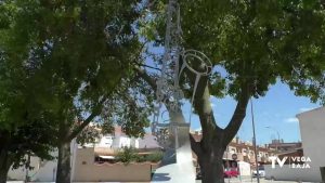 El Ayuntamiento de Benejúzar niega prevaricación en torno a la escultura ubicada frente al Auditorio