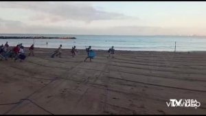 Coger sitio en la Playa del Cura de Torrevieja se convierte en todo un desafío