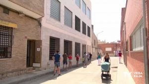 Los veinteañeros de la Vega Baja pasan por los centros de vacunación masiva