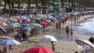 Madrugar y hacer cola son los requisitos imprescindibles para bañarse en la playa del cura