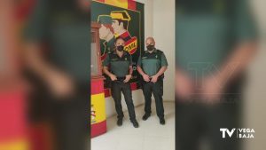 Dos guardias civiles de Almoradí le salvan la vida a una mujer de 51 que se estaba asfixiando