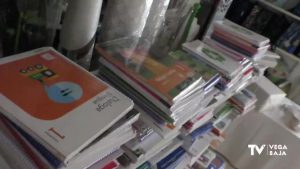 Los padres acuden al banco de libros para ahorrar en material escolar
