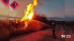 Los bomberos intervienen en un incendio de matorrales secos en la vereda Buenavida de Orihuela