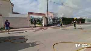 Un hombre ayuda a su vecina a sofocar un incendio en su casa de Torrevieja