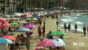 Salvan la vida a un hombre que se estaba ahogando en la Playa del Cura de Torrevieja