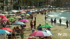 Salvan la vida a un hombre que se estaba ahogando en la Playa del Cura de Torrevieja