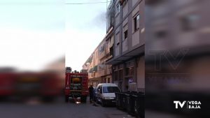 Tres intoxicados por humo en un incendio originado en el colchón de una vivienda de Callosa