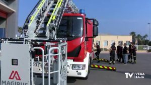 Llega al Parque de Bomberos de Torrevieja la escalera de 32 metros para rescates de altura