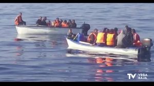 Interceptan una patera con 16 personas a bordo en aguas de Torrevieja