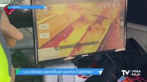 Los bomberos recurren a un dron en Catral para llegar a los puntos con menor visibilidad por el humo