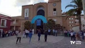 Decenas de pilareños participan en la ofrenda floral en honor a su patrona