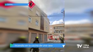 Desalojan un bloque de edificios en Catral por un incendio originado en una cocina