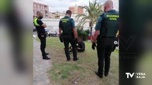 Un hombre se pasea con un hacha por Guardamar del Segura