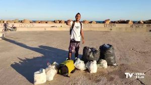 Daniel, el joven sin trabajo que limpia las playas de Torrevieja