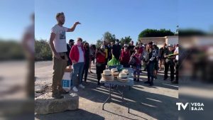 Más de 100 personas recogen la basura acumulada en la desembocadura del río Segura en Guardamar