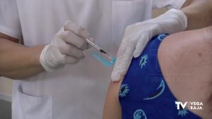 Todo listo para combinar la vacuna de la gripe y la tercera dosis "anticovid" en mayores de 70 años