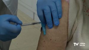 Se ponen las primeras vacunas contra la gripe combinadas con la de la COVID-19 en la Vega Baja