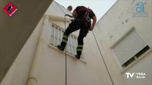 Los bomberos entran a una casa de Torrevieja por la ventana para socorrer a un hombre tras una caída