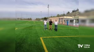 Césped artificial, gradas con sombra y marcador electrónico para el campo de fútbol 2 de Rojales