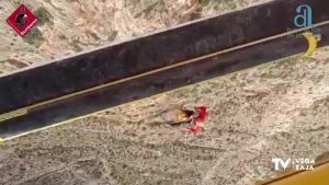 Los bomberos rescatan en helicóptero a dos escaladores atrapados en la vía Botri (Redován)