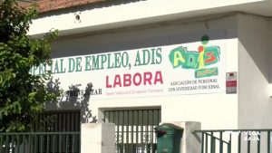 El Centro Especial de Empleo de ADIS se encarga de acondicionar zonas verdes de Los Montesinos