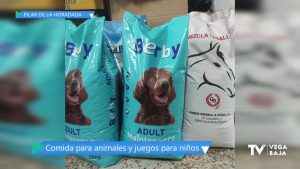 Pilar de la Horadada envía comida para animales, material escolar y juguetes a la Palma