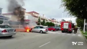 Las llamas se ceban con un coche en Orihuela Costa
