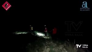 A oscuras en la sierra de Callosa: los bomberos rescatan a un hombre a pocos metros de la cima