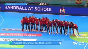 Casi 2.000 personas asisten al primer partido del Mundial de Balonmano Femenino en Torrevieja