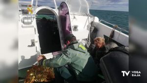 El viento arrastra mar adentro a una mujer que estaba haciendo paddle surf cerca de Guardamar