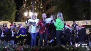 La comunidad internacional torrevejense sorprende un año más con sus "Carols in the Square"