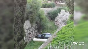 Un coche cae por un barranco en Benejúzar: sus cinco ocupantes resultan heridos leves