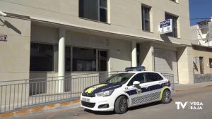 La Policía Local de Albatera detiene a un hombre por romper cristales de coches "a pedradas"