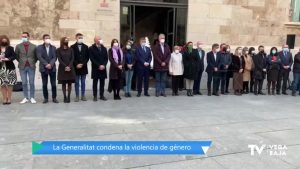 Minuto de silencio a las puertas del Palau de la Generalitat por el asesinato de Elia en Torrevieja