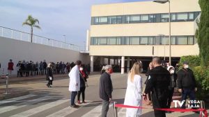 Largas colas para vacunarse sin cita previa con la tercera dosis en el Hospital de Torrevieja