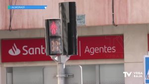 Almoradí renueva los semáforos para mejorar la seguridad del tráfico urbano