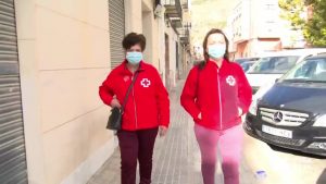 Voluntarios de Cruz Roja combaten la soledad de los mayores