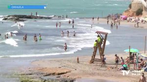 Servicio de refuerzo de limpieza en las playas de Orihuela