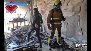 Rescatan por el balcón a una mujer con movilidad reducida tras declararse un incendio en su casa