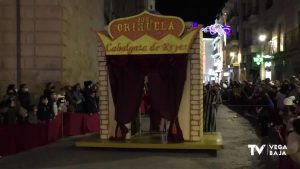 Los Reyes Magos reparten ilusión y magia por las calles de Orihuela