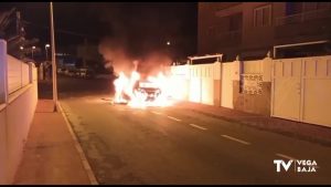 Un coche queda completamente calcinado tras incendiarse de madrugada en Torrevieja