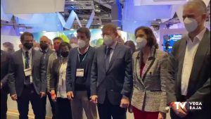 Ximo Puig visita los stands de la Vega Baja en FITUR