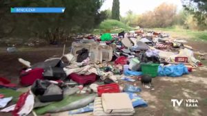 Se acumulan los vertidos incontrolados en la mota del río Segura