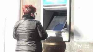 El problema diario de bancos y cajeros automáticos para personas mayores