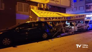 Un conductor ebrio arrolla varios vehículos acabando en la terraza de un bar