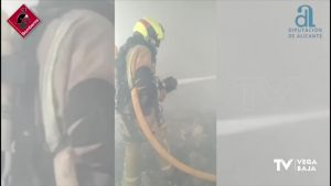 Un incendio afecta a una nave industrial en Callosa de Segura