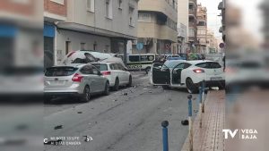 Un joven se da a la fuga tras impactar contra varios coches aparcados