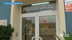 La Policía Local de San Miguel de Salinas detiene a un hombre por una presunta agresión a sus padres
