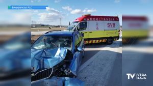 Un coche se sale de la carretera y choca contra un pilar de hormigón en Lo Crispín (Algorfa)